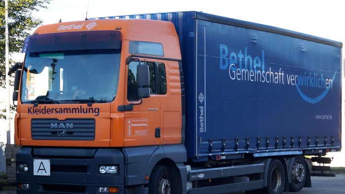 Ein orange-blauer LKW mit der Aufschrift