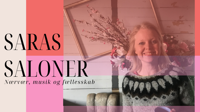 Saras Saloner. Hyggelig salon, der fremmer varme, musik og fællesskab med en glad kvinde og strikkede genstande.