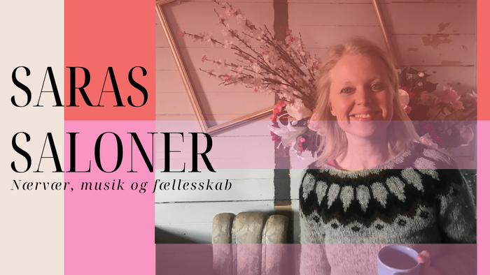 Saras Saloner. Hyggelig salon, der fremmer varme, musik og fællesskab med en glad kvinde og strikkede genstande.