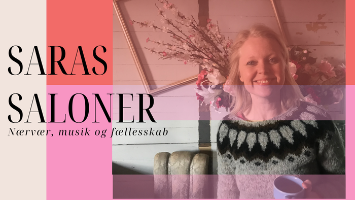 Saras Saloner. Hyggelig salon, der fremmer varme, musik og fællesskab med en glad kvinde og strikkede genstande.