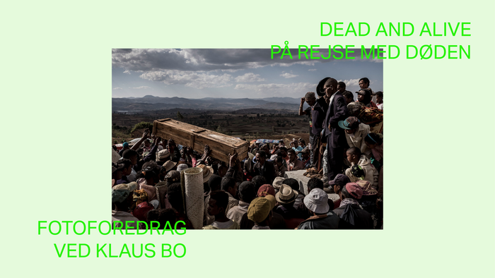 En begravelsesceremoni med en stor folkemængde, der overværer en begravelse under en dramatisk himmel, med tekst om et fotoforedrag.