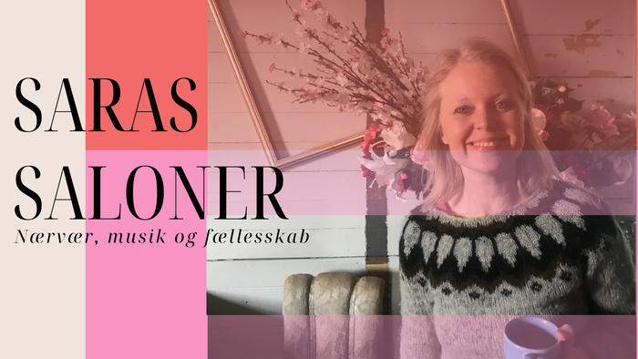 Saras Saloner. Hyggelig salon, der fremmer varme, musik og fællesskab med en glad kvinde og strikkede genstande.