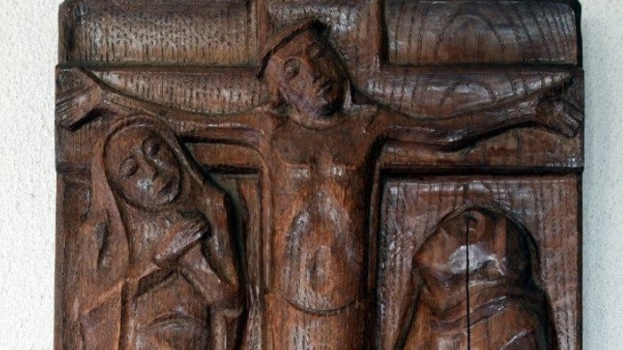 Holzrelief mit Darstellung der Kreuzigung Jesu