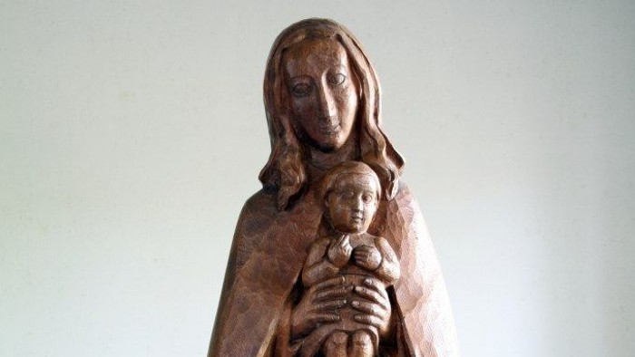 Maria mit Kind und Schutzmantel, unter dem eine Familie Zuflucht findet.