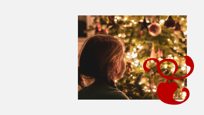 En person beundrer et pyntet juletræ.