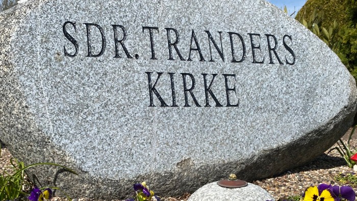 Stor sten med inskription 