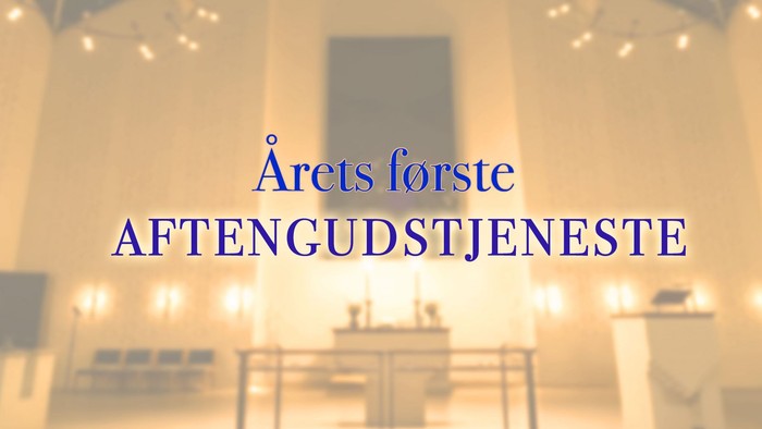 Udlejre Kirkes kirkesal om aftenen. Oplyst af varme lys. Tekst over billedet: 