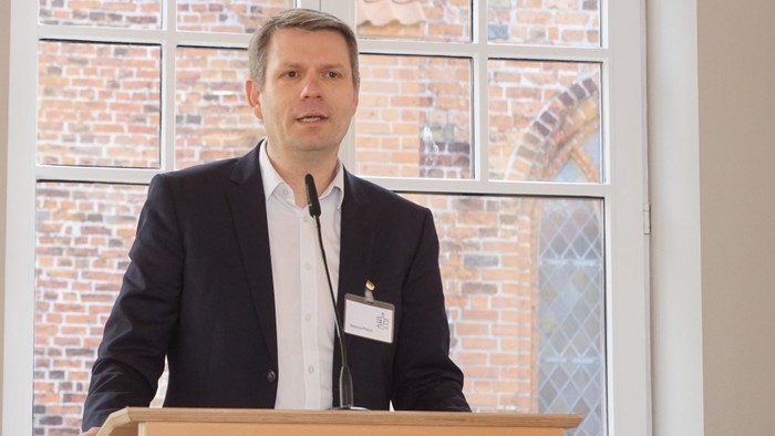 Propst Dennis Pistol am Rednerpult