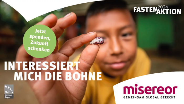 Kind zeigt kleinen Vogel, Text besagt