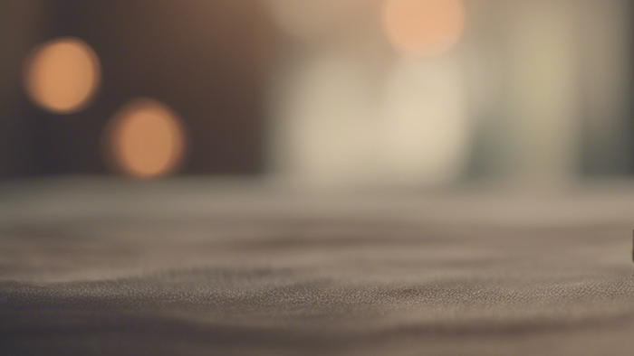 Un crayon solitaire repose sur une surface en bois poli dans une ambiance doucement éclairée.