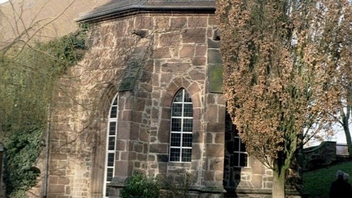 Außenansicht der Klosterkirche in Merxhausen. 