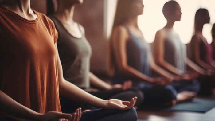 Eine Gruppe von Menschen meditiert in einem Raum.