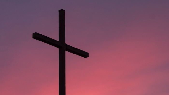 ein Gipfelkreuz im Sonnenuntergang