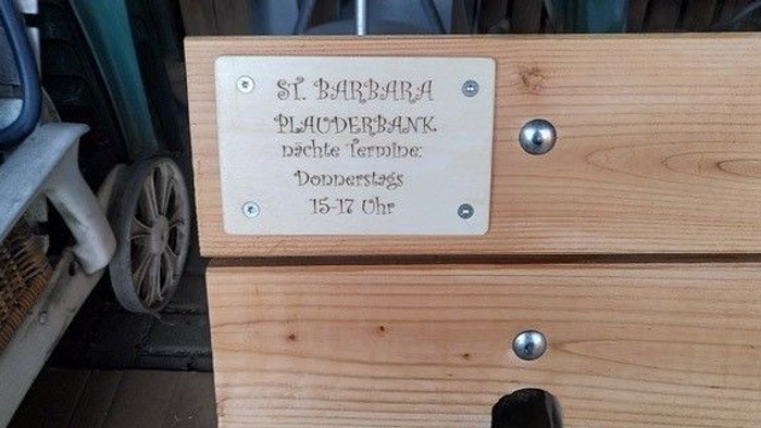 Holzschilder mit Aufschriften an einem Gebäude