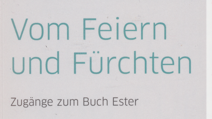 Buchtitel „Vom Feiern und Fürchten“ mit künstlerischer Illustration und Untertitel zu Zugängen zum Buch Ester.