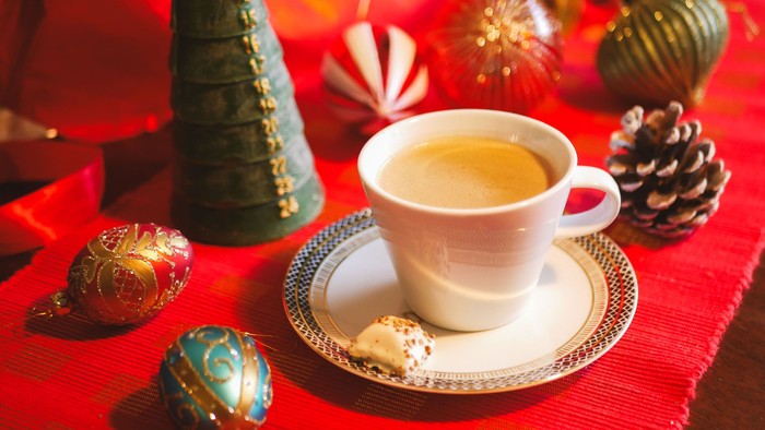 Kop kaffe omgivet af julepynt