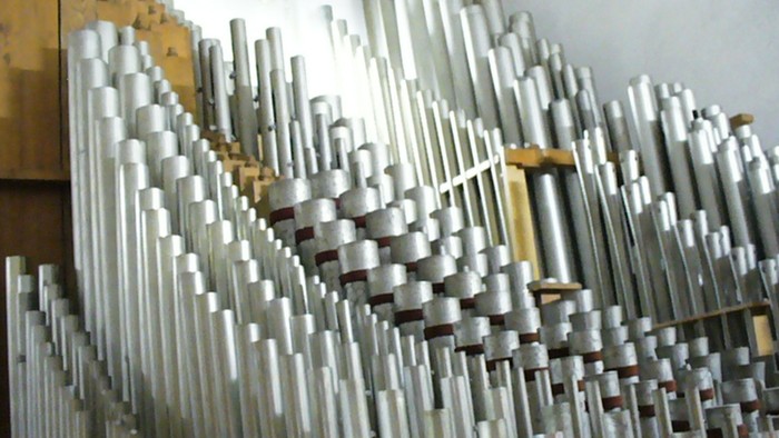Viele Orgelpfeifen aus Metall und Holz