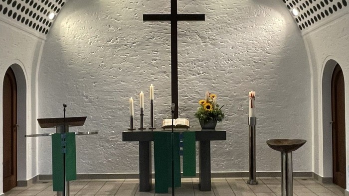 Der Altarraum der Evangelischen Gnadenkirche in Pulheim.