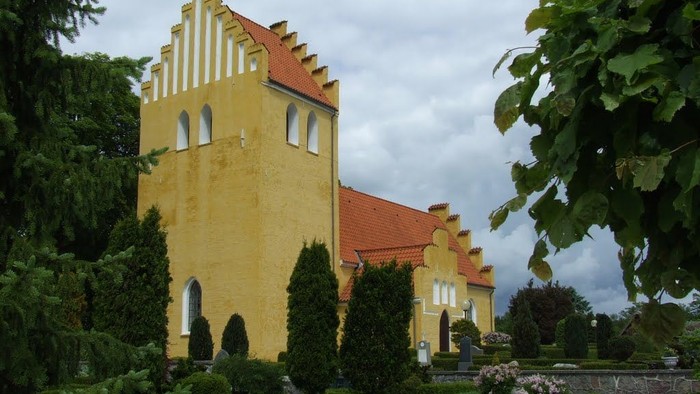 Gul og rød klokketårn med omgivelser