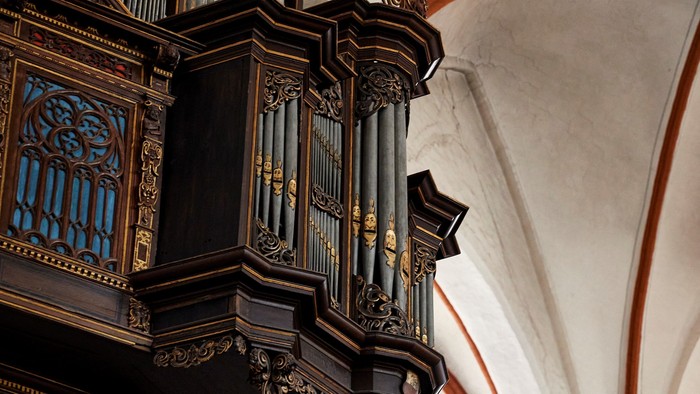Orgel in Kirche mit filigranem Design