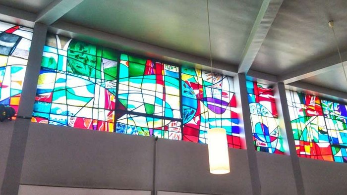 Bunte Glasfenster in modernem Gebäude mit Deckenleuchten