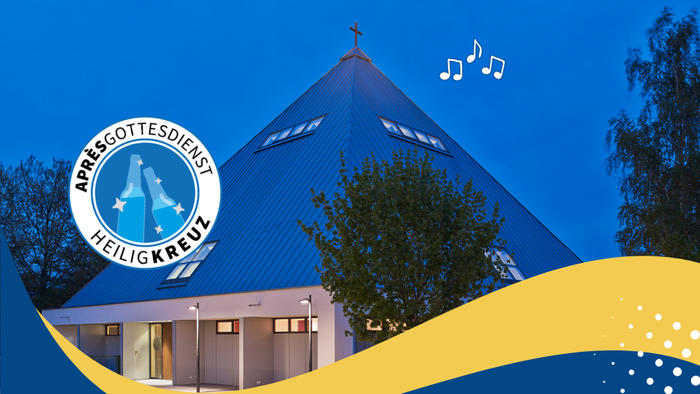 Kirche am Abend von draußen.