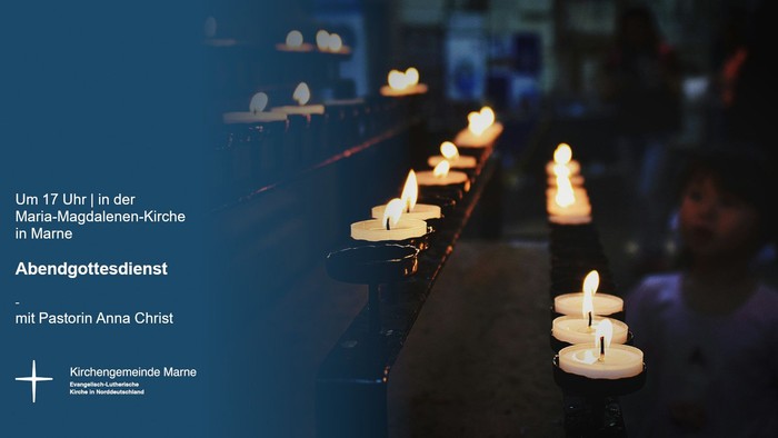Eine Reihe von brennenden Kerzen in einer Kirche, begleitet von Text auf Deutsch