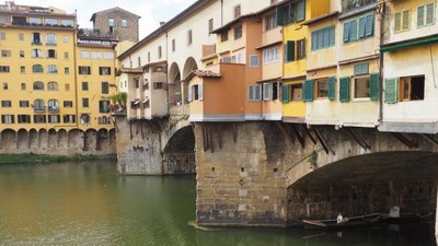 Bunte Gebäude mit Brücke über Fluss in Italien