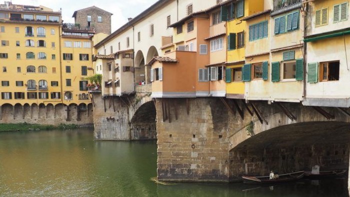 Bunte Gebäude mit Brücke über Fluss in Italien
