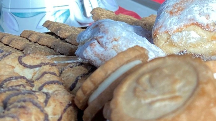 Verschiedene Kekse und Gebäckstücke auf einem Tablett angerichtet.