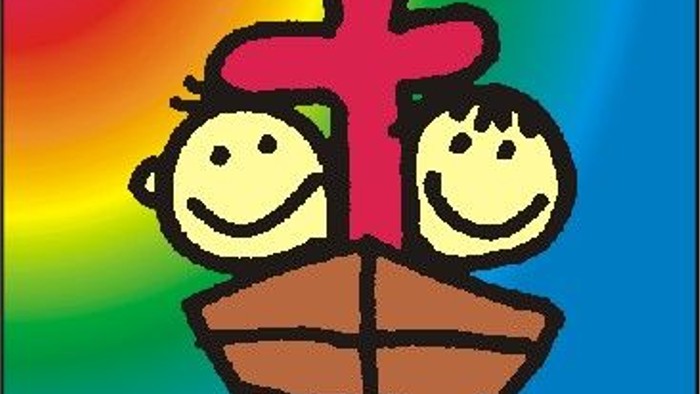 Zwei Kinder halten ein Kreuz in einem Boot, mit farbenfrohem Hintergrund und deutschem Text darunter.