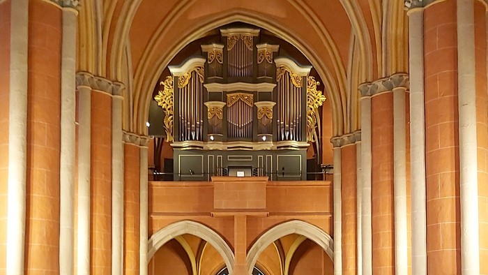 Kircheninneres mit Orgel und Kirchenbänken