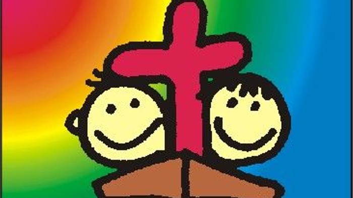 Zwei Kinder halten ein Kreuz in einem Boot, mit farbenfrohem Hintergrund und deutschem Text darunter.