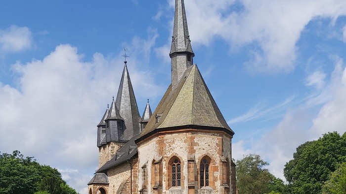 Kirche mit zwei Türmen und Friedhof davor