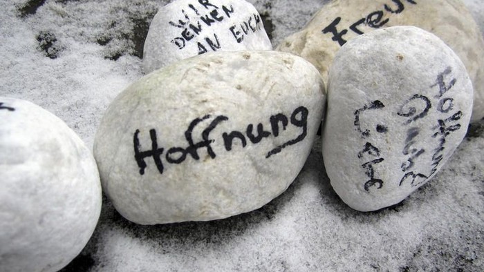 Steine mit deutschen Aufschriften im Schnee