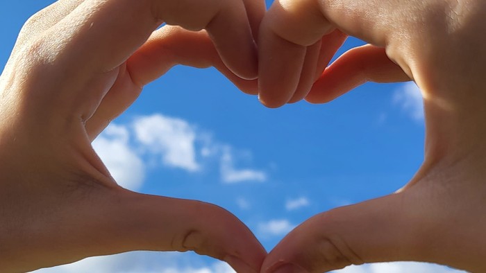 To hender skaber et hjerte i himlen