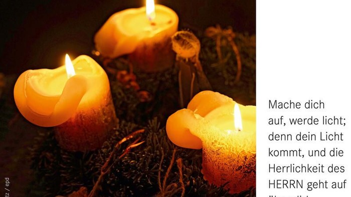 Drei brennende Kerzen auf einem dunklen Hintergrund mit einem Zitat in weißer Schrift daneben