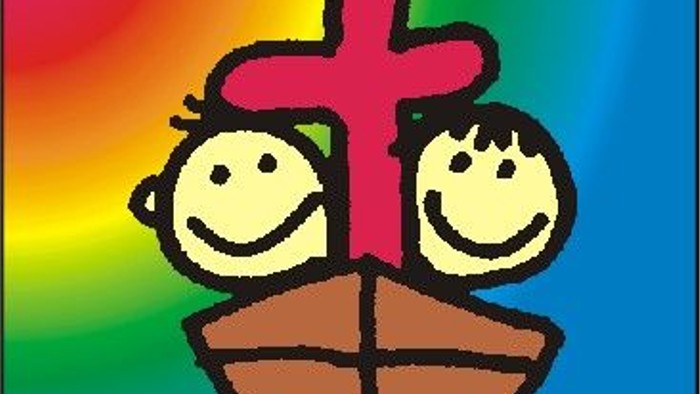 Zwei Kinder halten ein Kreuz in einem Boot, mit farbenfrohem Hintergrund und deutschem Text darunter.