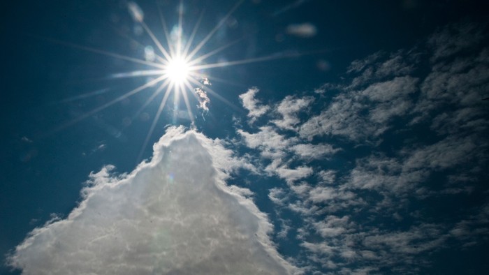 En solskin bag en hvid skyer.