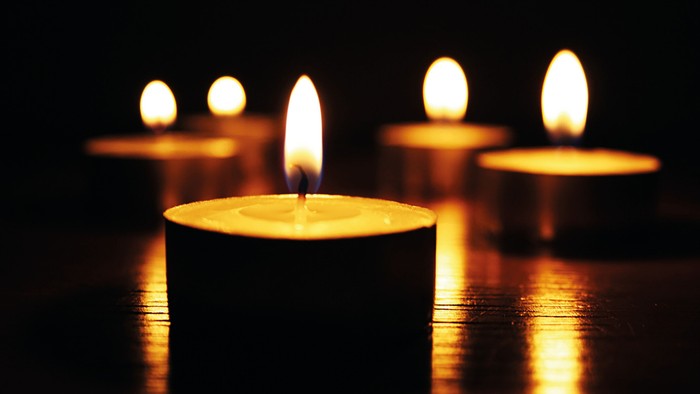 Firelyse på mørk baggrund