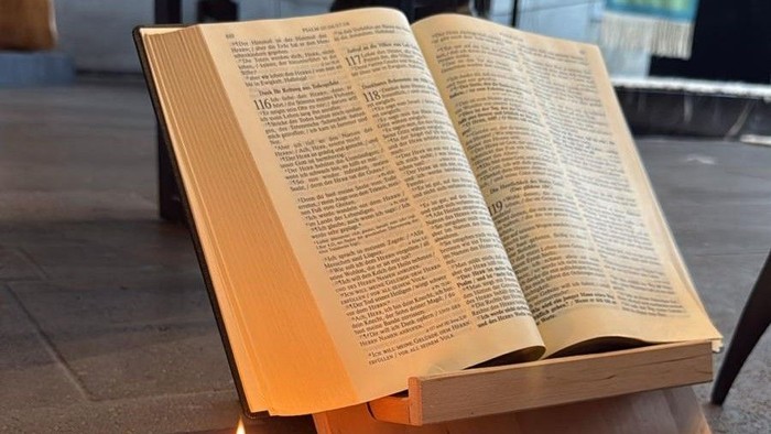 Bibel mit Kerze
