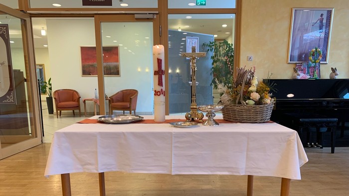 Als Altar gedeckter Tisch im Seniorenheim Domizil im Westend Offenbach