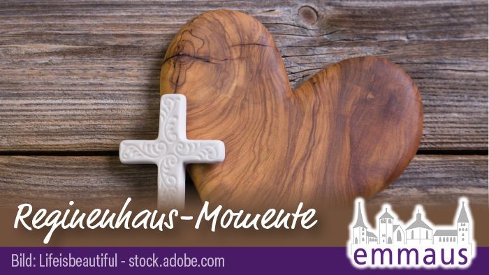 Holzherz mit einem Kreuz, das die Reginehaus-Momente und die Emmaus-Vereinsmomente symbolisiert.