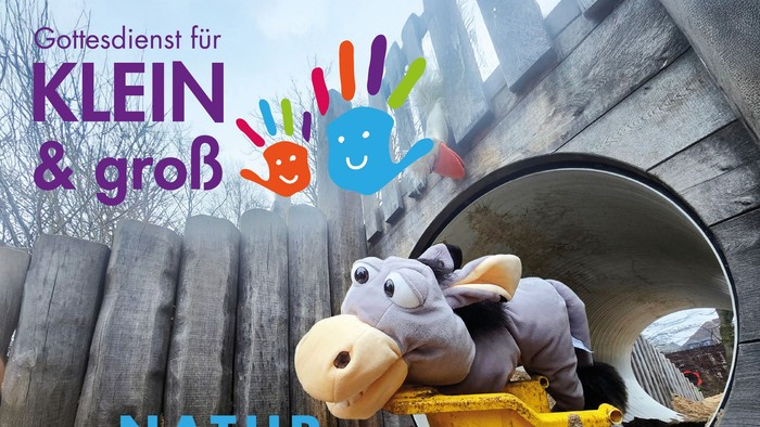 Ein kuscheliges Elefanten-Plüschtier in einem Spielzeug-Bulldozer bewirbt einen biblischen Naturgeschichten-Gottesdienst für Kinder aller Altersgruppen.