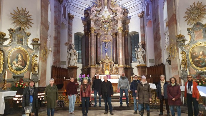 Gruppe von Menschen, die in einer prunkvollen Kirche stehen