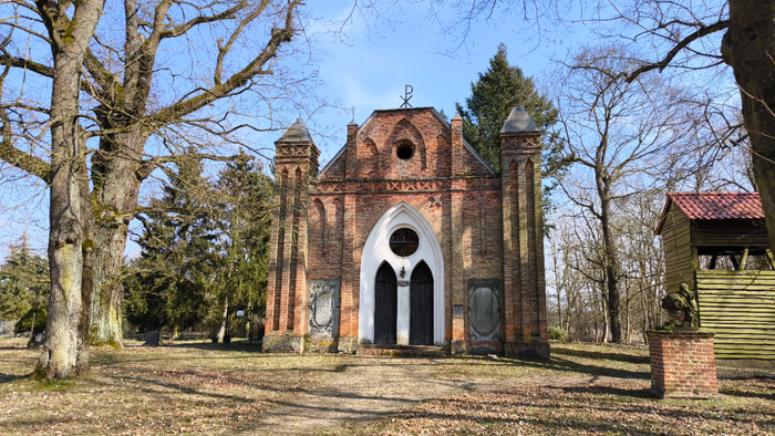 Alte Backsteinkirche in parkähnlichem Gebiet mit kahlen Bäumen