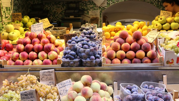 Pfirsiche, Pflaumen, Weintrauben, Äpfel und Birnen in Obstauslage auf einem Markt, Bologna, Italien