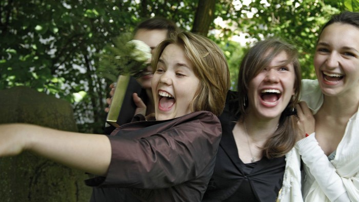 Mehrer Jugendliche Lachen zusammen