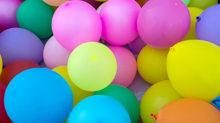 Bunte, mehrfarbige Luftballons drängten sich in einer lebendigen, verspielten Anordnung zusammen.