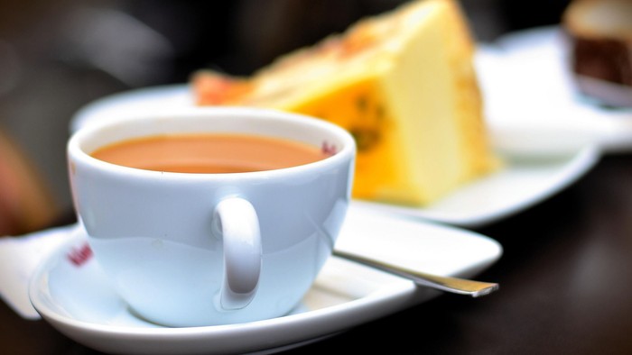 Kop kaffe og et stykke kage.